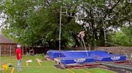 Un entrenador de salto con pértiga transforma su casa para enseñar a jóvenes esta disciplina