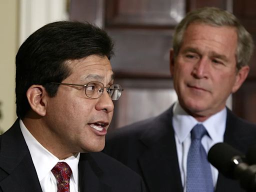 Alberto Gonzales becomes latest Bush alum to endorse Harris