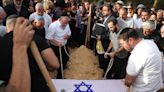 Multitudinario funeral de rehén alemana-israelí que murió el 7 de octubre