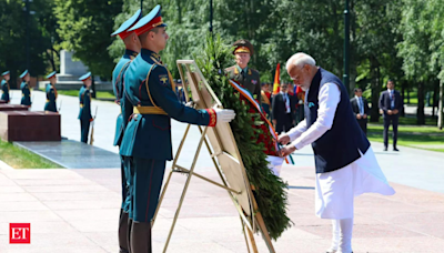 PM Modi pays tribute at 'Tomb of the Unknown Soldier' in Russia - The Economic Times