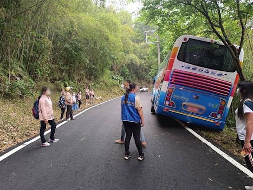 遊覽車意外！台南40人團遊向天湖車輪「陷邊坡傾斜」嚇壞全車 - 新聞