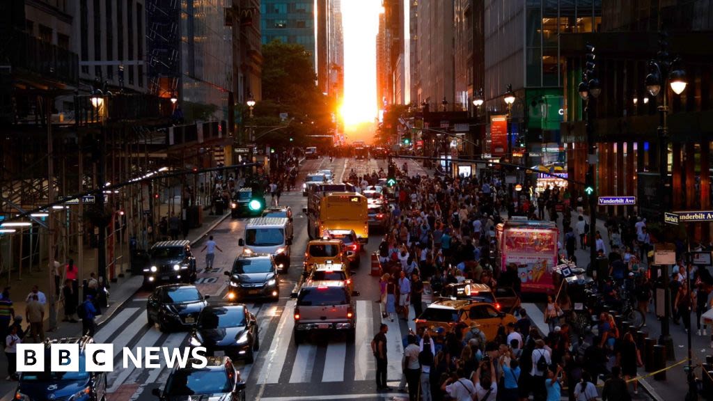 New York crowds gather for sunset 'Manhattanhenge'
