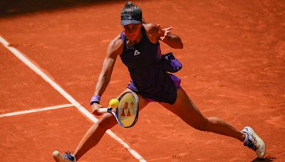 Lourdes Carlé venció a la británica Emma Raducanu y dio un gran impacto en el WTA 1000 de Madrid