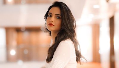 TV actor Jasmin Bhasin unable to 'see and sleep' as her corneas get damaged