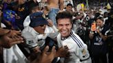 LA Galaxy upset LAFC in front of electric, record-breaking Rose Bowl crowd