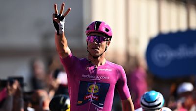 Paseo, susto y tercera victoria de Jonny Milan, el rey de las ‘volatas’ en el Giro de Italia