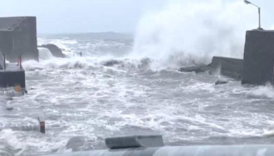 宜蘭風強雨驟逢漲潮 大溪漁港海水淹上岸