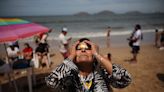 "¡Se ha tapado el sol!": la narración del eclipse en la TV de México que dejó un nudo en la garganta