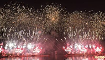 精彩直擊！嘉義「東石海之夏」高空煙火秀 遊客驚嘆連連