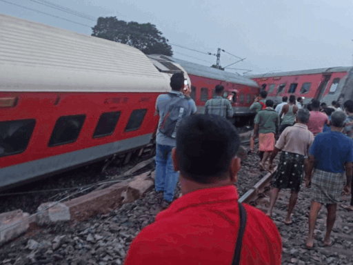 Howrah-Mumbai Mail derails in Jharkhand after colliding with goods train near Rajkharsawan; no casualties reported | India News - Times of India