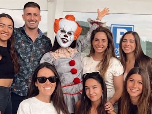 Disfraz de payaso, camisetas rosas, playa... Así es la segunda despedida de soltera de la novia de Iñaki Williams en Valencia