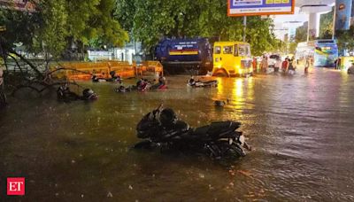 Heavy rains batter Delhi-NCR: Schools shut, flights diverted, traffic woes - Delhi deluge kills 2