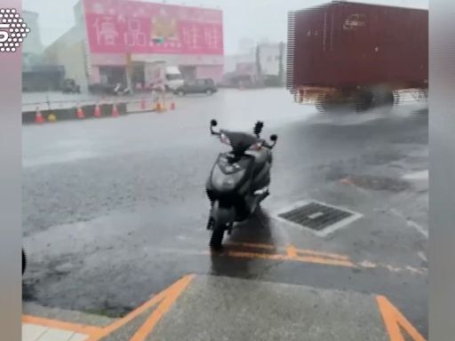 台南永康瞬間暴雨！ 雨倒20分鐘低窪道路積水