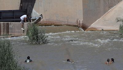 Rescatan a un récord de 54 migrantes en el río Bravo en un operativo entre México y EE.UU.