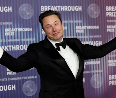 Father of 12 Elon Musk Offers His Sperm for Colony on Mars