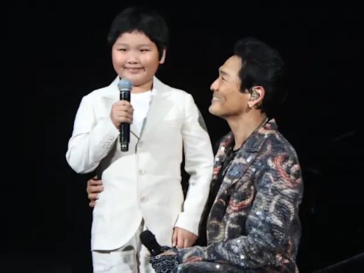 三代同堂獻唱亡父惹淚！杜德偉合體7歲愛兒