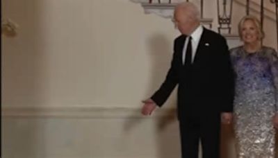 Joe Biden, nuovo video scatena i trumpiani: "Guardate la sua mano"