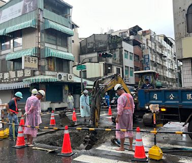 高市半夜馬路出現天坑 水管漏水釀禍台水「活水」搶修