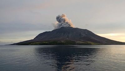 El Monte Ruang volvió a entrar en erupción en Indonesia y bloqueó al Sol en la región: 11 mil evacuados