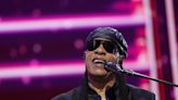 Stevie Wonder hace un llamamiento a la unidad en su primera canción en solitario en 4 años