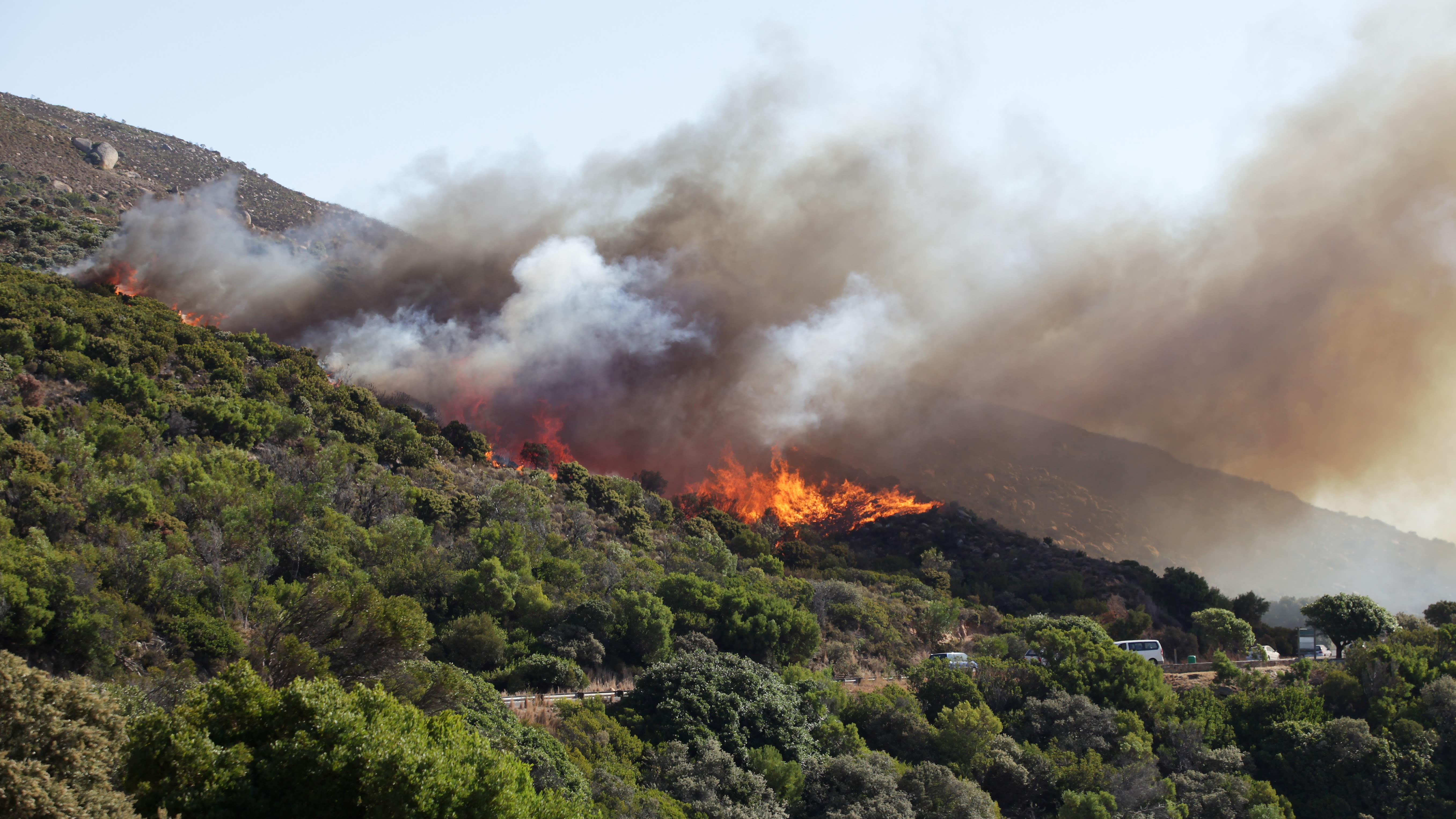 Nerve-racking video reveals trail runner becoming trapped by fire on Table Mountain