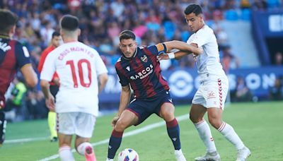 El Valencia sigue negociando con Girona y Real Sociedad el traspaso de Javi Guerra y contacta con Pablo Martínez como opción para sustituirle