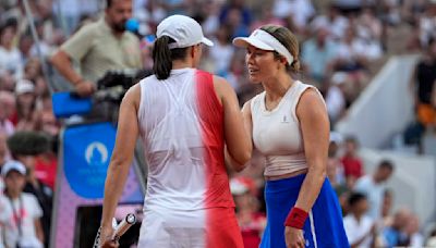 Iga Swiatek gets hit by a ball at Olympic tennis and is called insincere by Danielle Collins