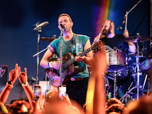 Coldplay’s Chris Martin Playfully Roasts Fan Who Requested ‘Fix It’ With Improvised Song: ‘If You Come Along, Don’t Get the...