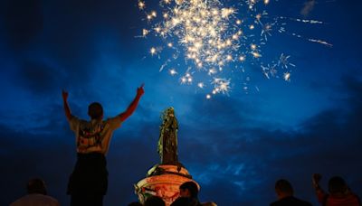 La izquierda celebra en París su inesperada victoria electoral