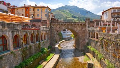 El pueblo de Cantabria conocido como la villa de los puentes y las torres que es uno de los más bonitos de España