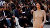 Estilista Piccioli, da Valentino, e modelo Bella Hadid vencem premiação Fashion Awards