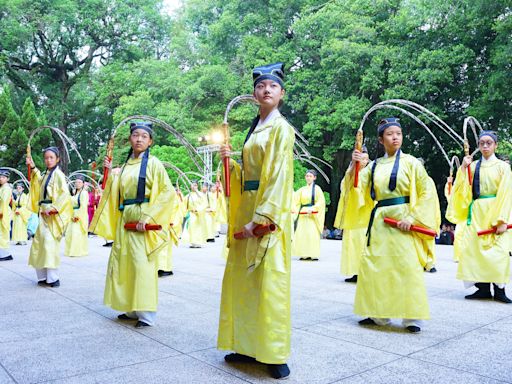 嘉義市古禮祭孔大典登場！民眾大排長龍領智慧糕、筆祈求祝福