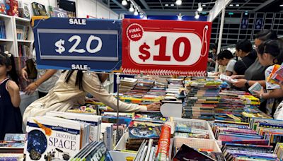 People hunt for bargains on last day of Book Fair - RTHK