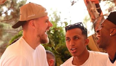 El famoso restaurante en el que coincidieron Vinicius y Kristaps Porzingis