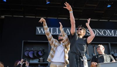 Watch Steph, Bradley Cooper shoot cheesesteaks into Bottle Rock crowd