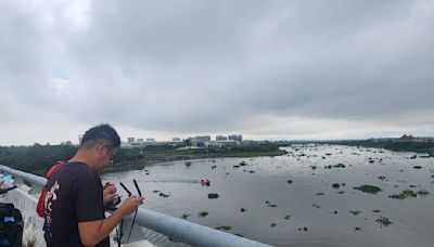 機車停二仁溪橋…30歲男下落不明 台南消防、海巡人員動員搜救