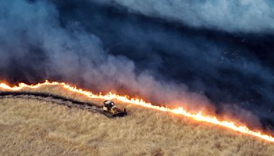 Combaten incendio forestal en California avivado por el viento al este de San Francisco