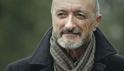 Arturo Pérez Reverte en plan Sherlock Holmes, emulando a las viejas novelas de Arthur Conan Doyle