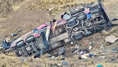 Cae autobús a un abismo en Perú, hay por lo menos 21 muertos