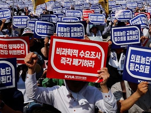 Seoul says most striking doctors will not return to hospitals