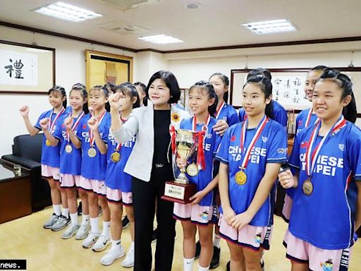 鎮南國小女籃隊出征日本