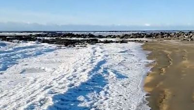 Las temperaturas extremas congelaron las olas del mar en Tierra del Fuego