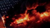 Un descomunal incendio devora un centro comercial con 1.400 locales en Varsovia
