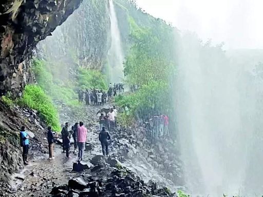 Private Waterfalls in Maharashtra Attracting Tourists from Karnataka | Hubballi News - Times of India