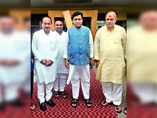Congress MLA Antapurkar meets BJP's Ashok Chavan amid cross-voting allegations | Aurangabad News - Times of India