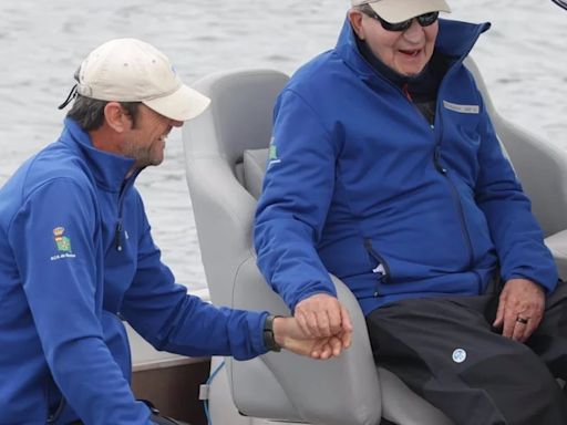 El Rey Juan Carlos I navega en Sanxenxo a bordo de la lancha ‘Cristina’ debido al mal tiempo