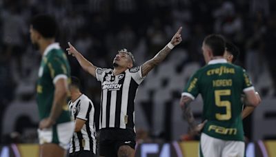 Com gol de Tiquinho Soares, Botafogo vence o Palmeiras e assume liderança isolada do Brasileirão