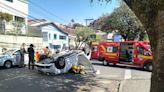 Motorista perde controle e capota carro no Bairro Cascatinha, em Poços de Caldas, MG