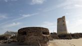 Encuentran de madrugada a un bebé de dos años solo en la torre de El Palmar mientras sus padres están de copas en un bar