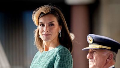 La reina Letizia, con tacón sensato y de verde esmeralda, promociona la moda española en Países Bajos